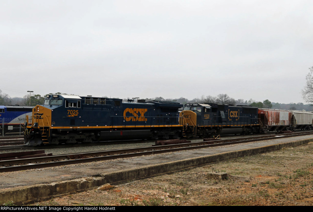 CSX 7025 & 4528 start to build their train